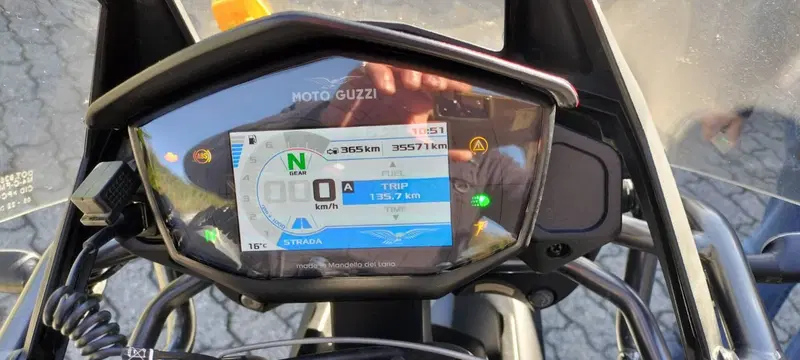 Moto Guzzi V85 TT (2021 - 23) (4)