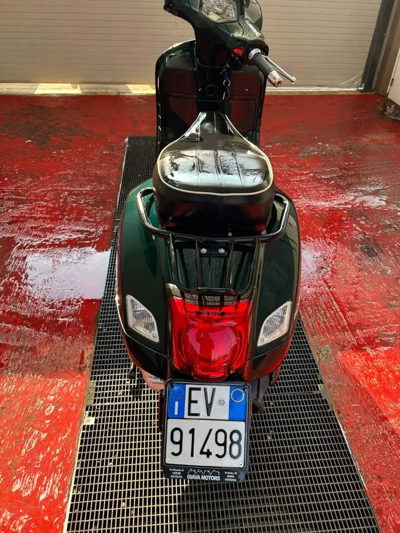 Vespa GTS 300 Super Racing Sixties Hpe (2021 - 22) (4)