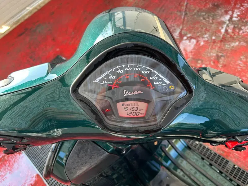 Vespa GTS 300 Super Racing Sixties Hpe (2021 - 22) (7)