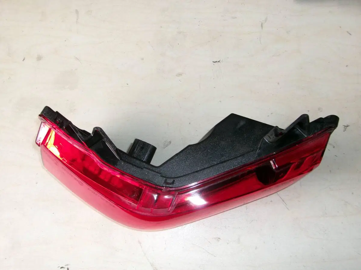 FARO POSTERIORE SINISTRO PIAGGIO MP3 350 SPORT (2)