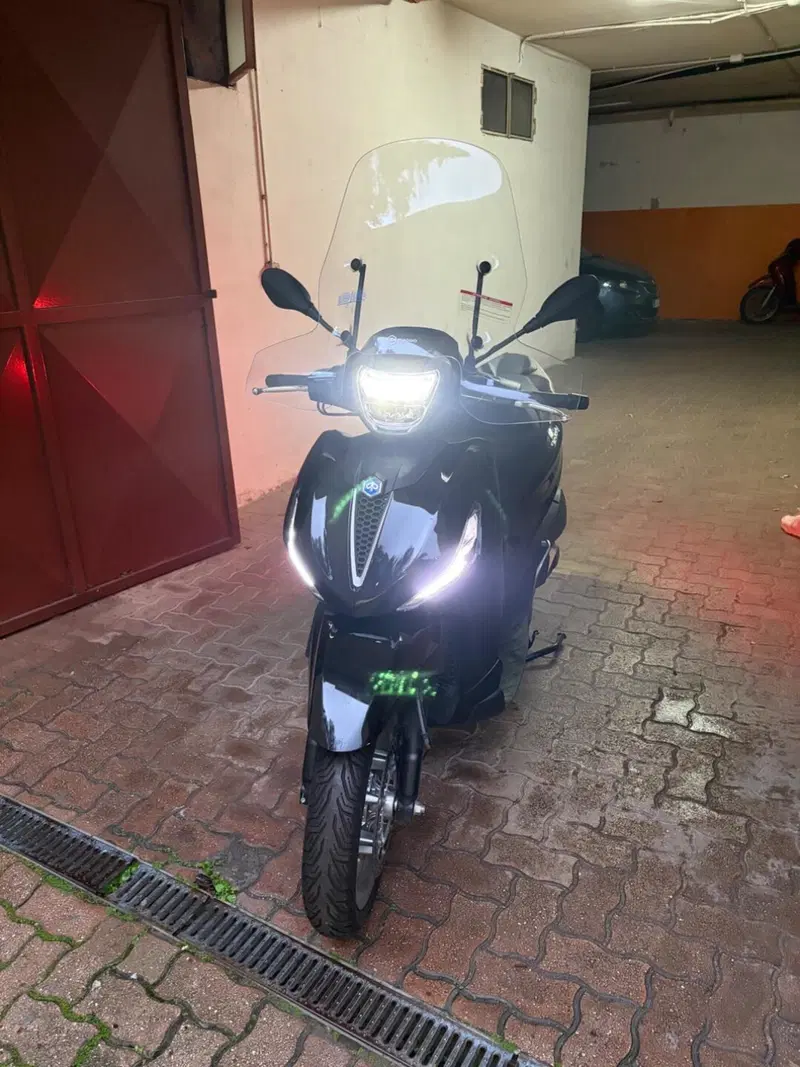 Piaggio Beverly 300 ABS-ASR (2021 - 25) (2)