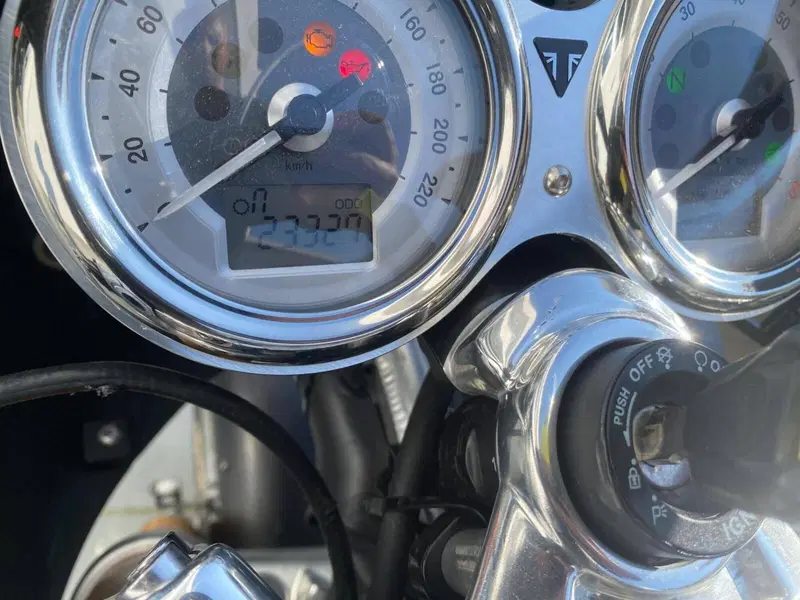 Triumph Thruxton 1200 R (2017 - 20) (3)