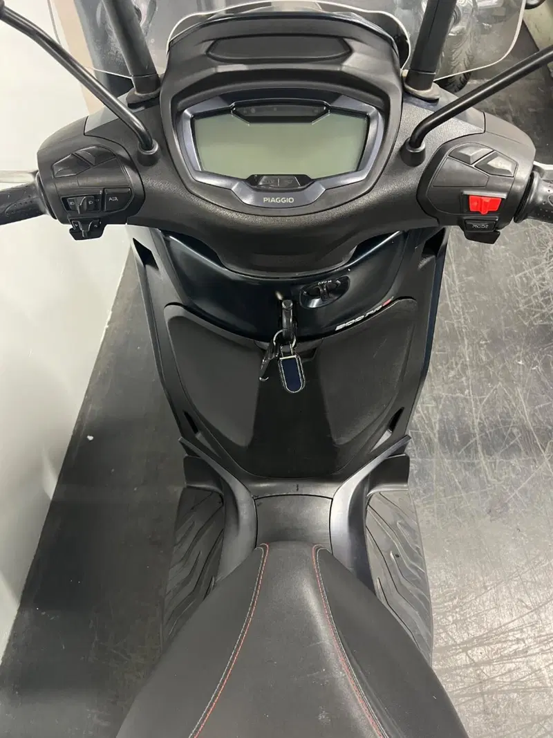 Piaggio Beverly 300 Hpe (2021) (8)