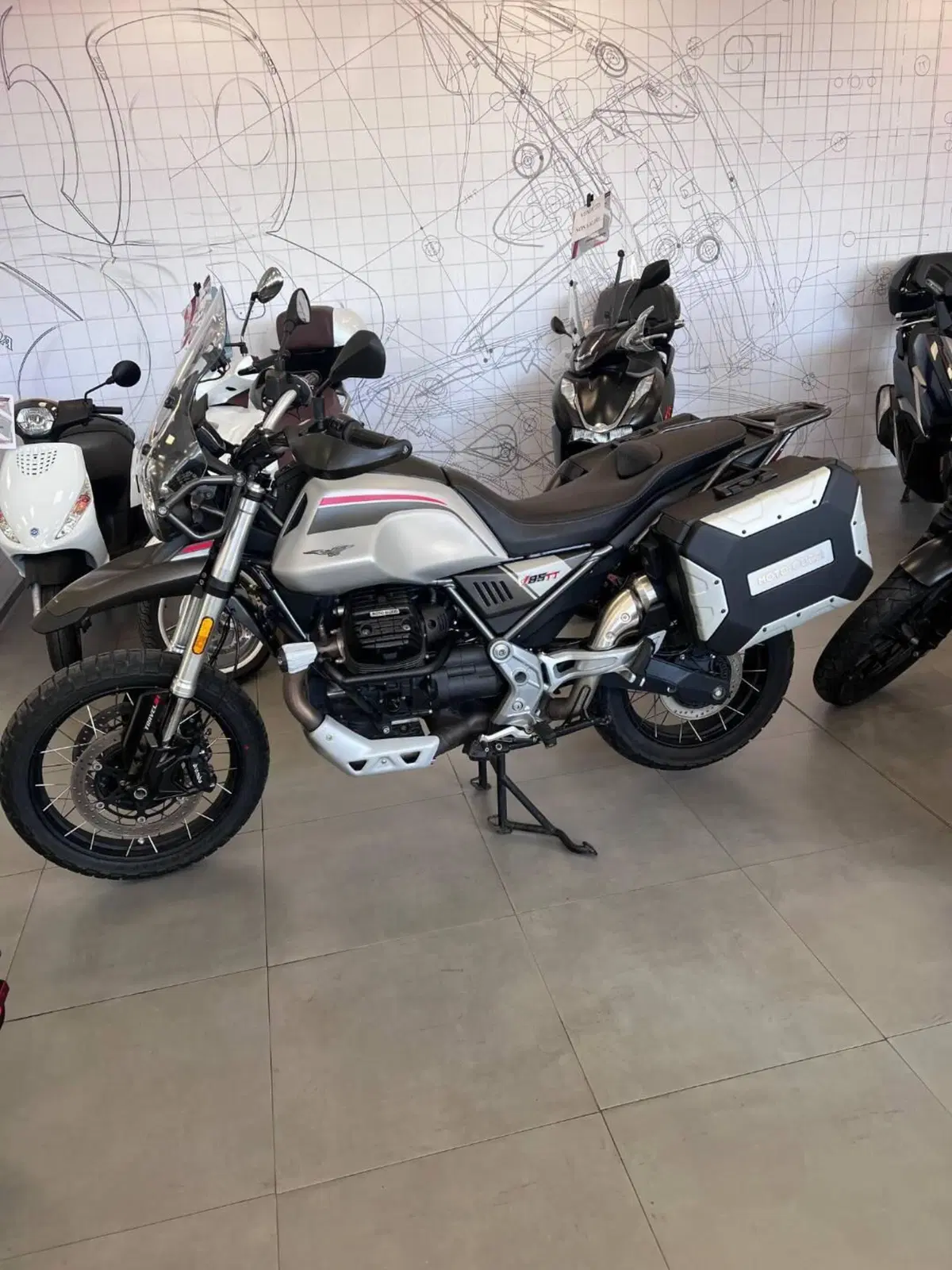 Moto Guzzi V85 TT (2021 - 23) (3)