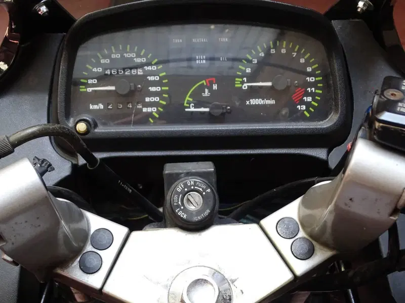 Kawasaki GPz 500 S (5)