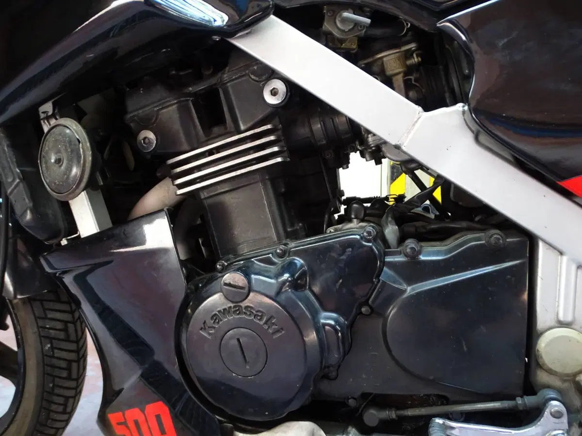 Kawasaki GPz 500 S (11)