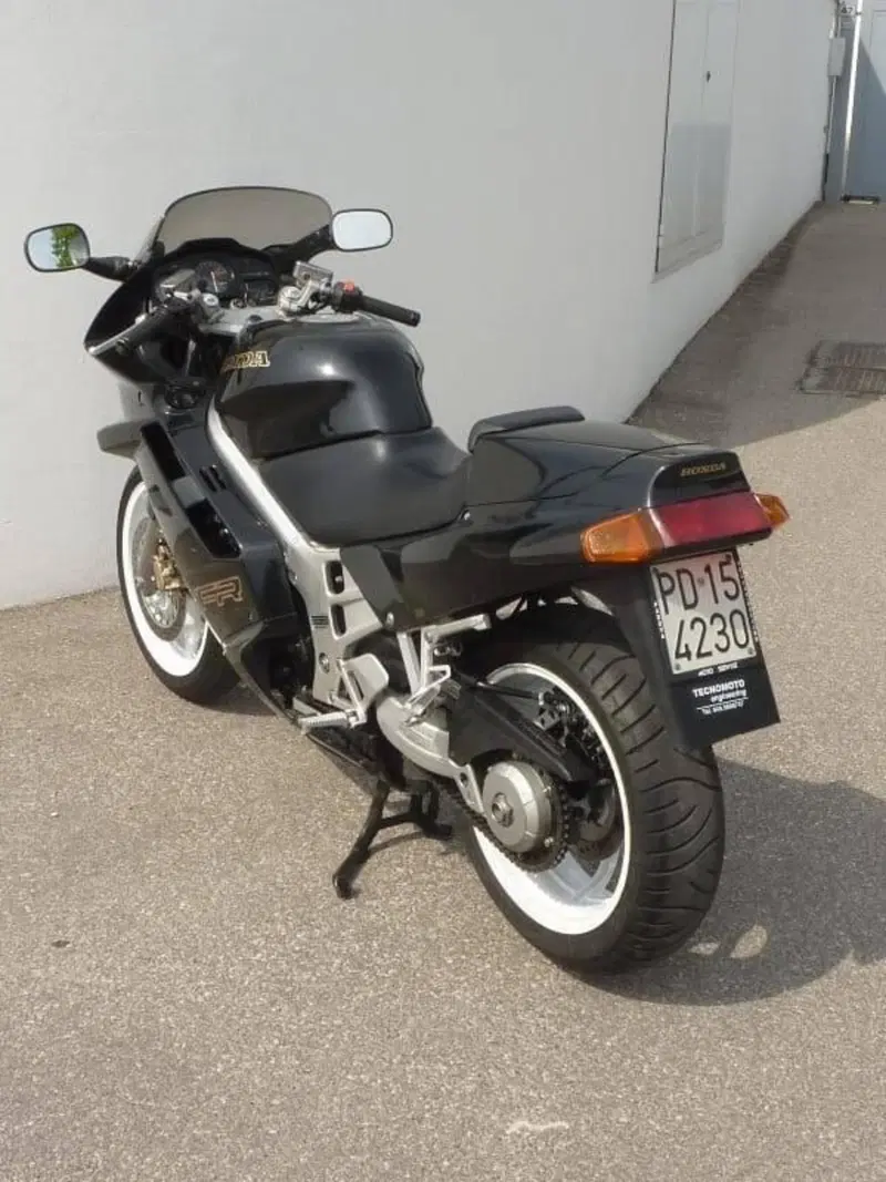 Honda VFR 750 F (6)