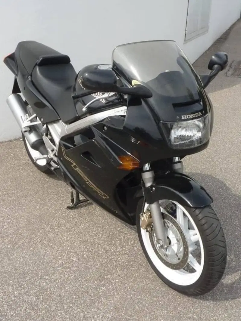 Honda VFR 750 F (8)