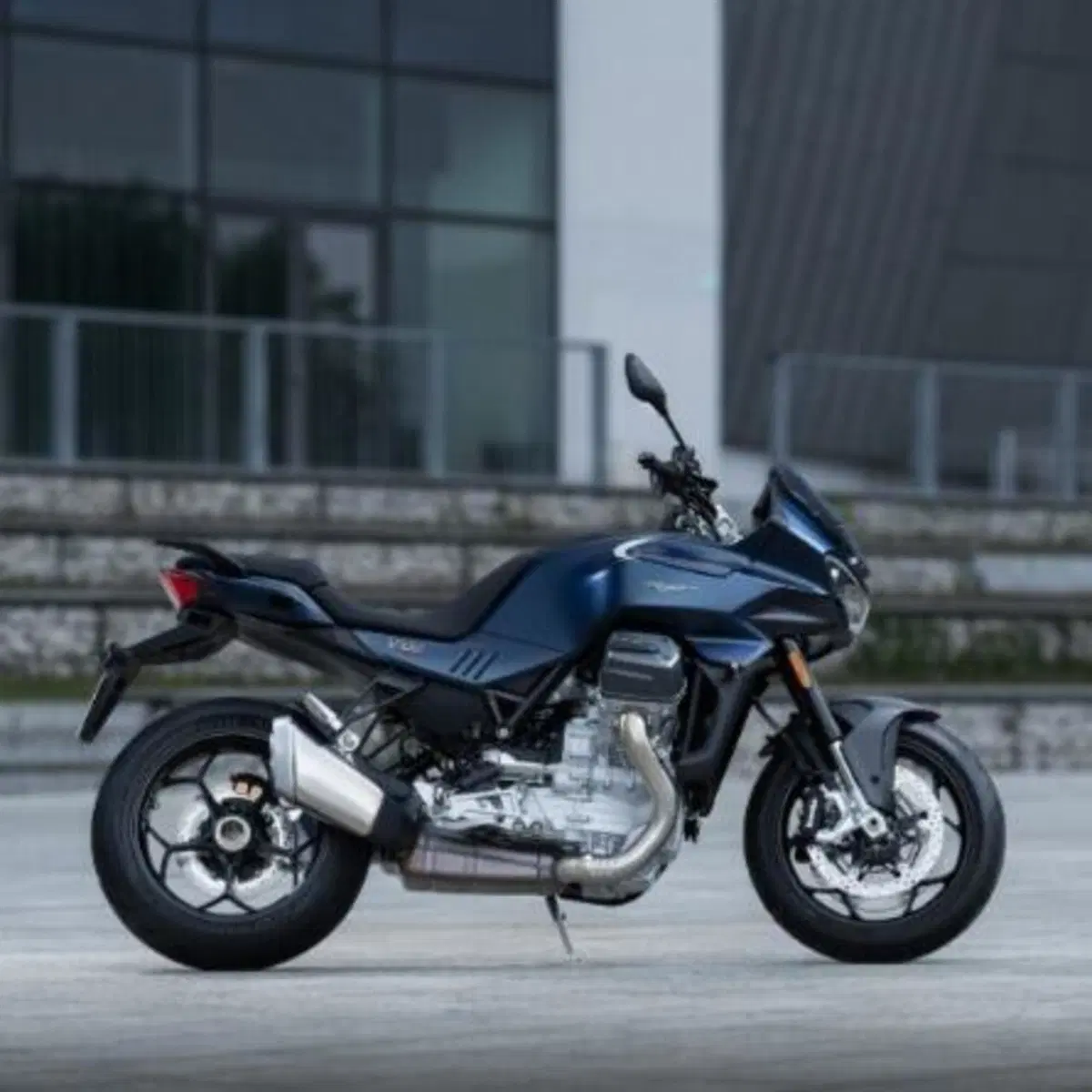 Moto Guzzi V100 Mandello (2025 - 26)