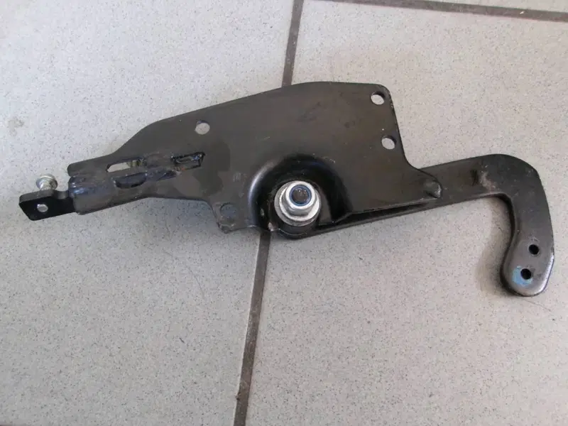 SUPPORTO POMPA FRENO POSTERIORE PIAGGIO MP3 350 SP (2)