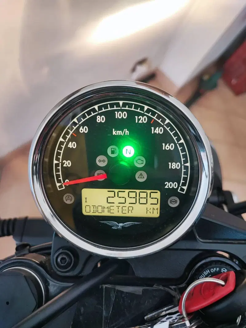 Moto Guzzi V7 III Stone (2017 - 20) (6)