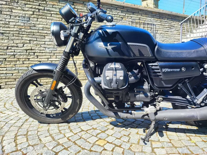 Moto Guzzi V7 III Stone (2017 - 20) (2)