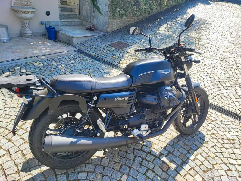 Moto Guzzi V7 III Stone (2017 - 20) (4)