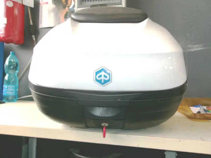 BAULETTO 37 LT COMPLETO DI PIASTRE PIAGGIO MP3 350 (3)