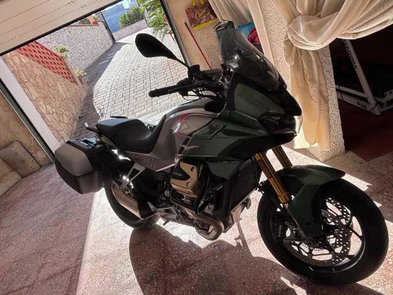 Moto Guzzi V100 Mandello S (2022 - 24)