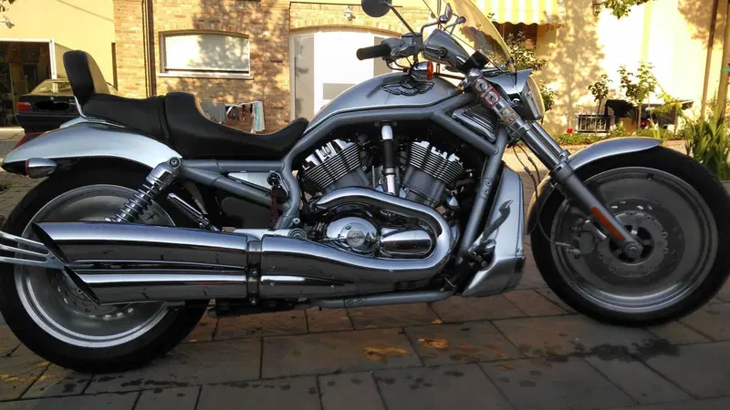 Harley-Davidson 1130 V-Rod (2002 - 05) - VRSCA (2)