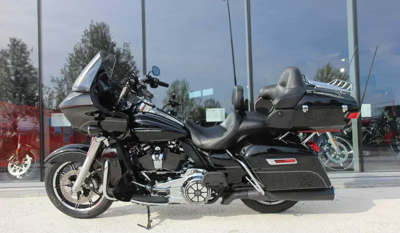 Harley-Davidson 107 Road Glide Ultra (2017 - 18) - FLTRU (2)