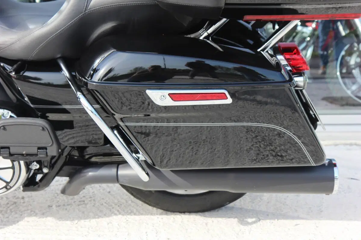 Harley-Davidson 107 Road Glide Ultra (2017 - 18) - FLTRU (10)