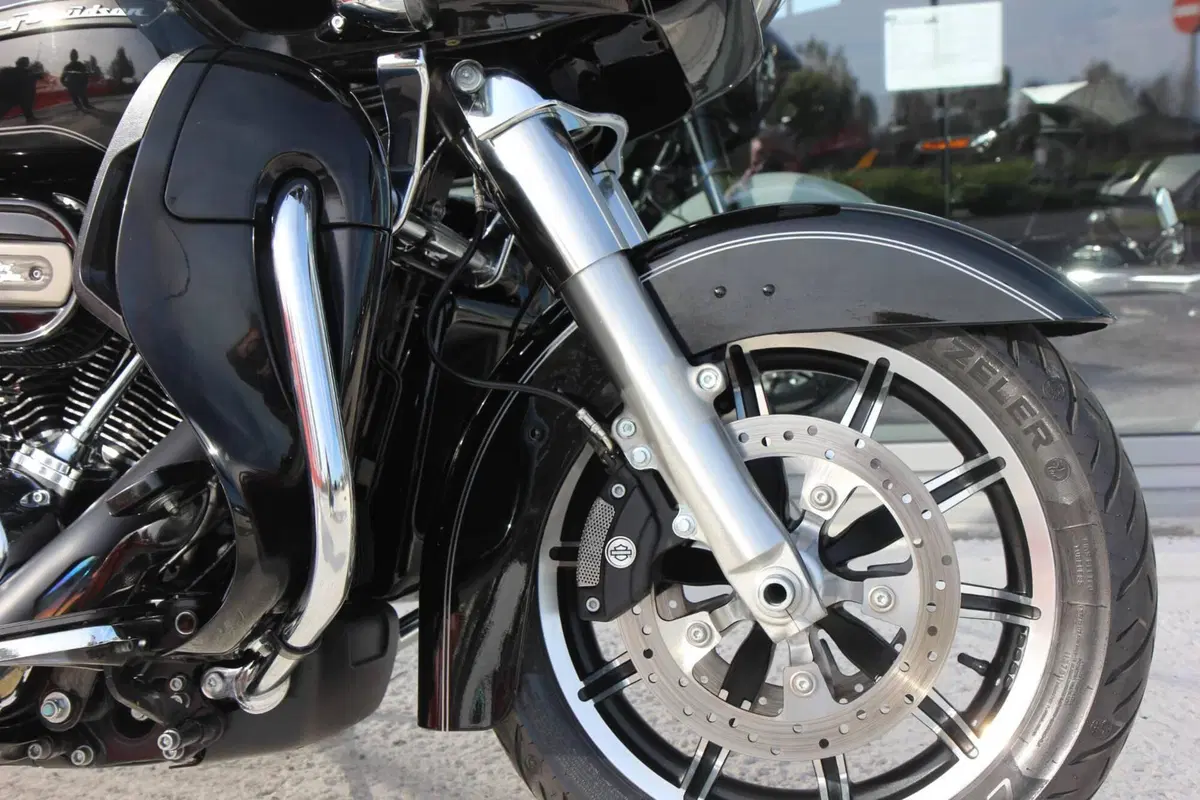 Harley-Davidson 107 Road Glide Ultra (2017 - 18) - FLTRU (12)