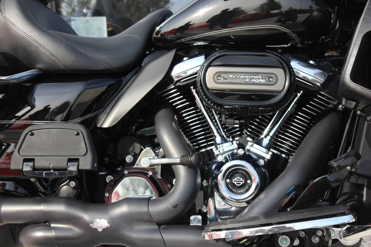 Harley-Davidson 107 Road Glide Ultra (2017 - 18) - FLTRU (2)
