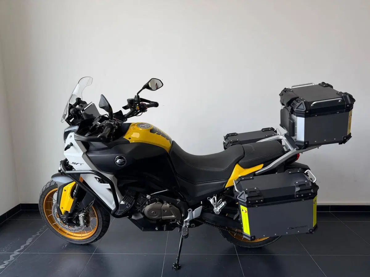 QJ Motor SVT 650 X (2024) (2)