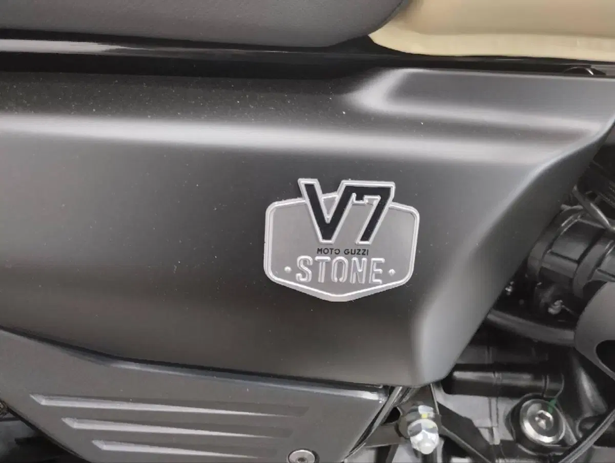 Moto Guzzi V7 Stone (2025 - 26) (5)