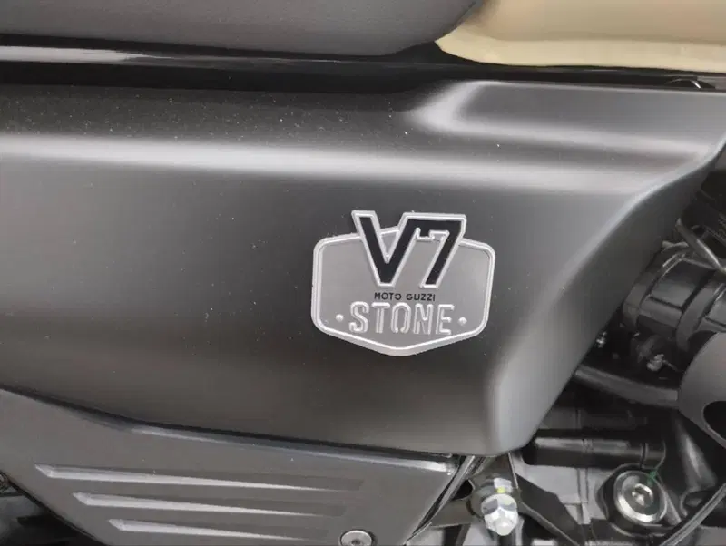 Moto Guzzi V7 Stone (2025 - 26) (5)