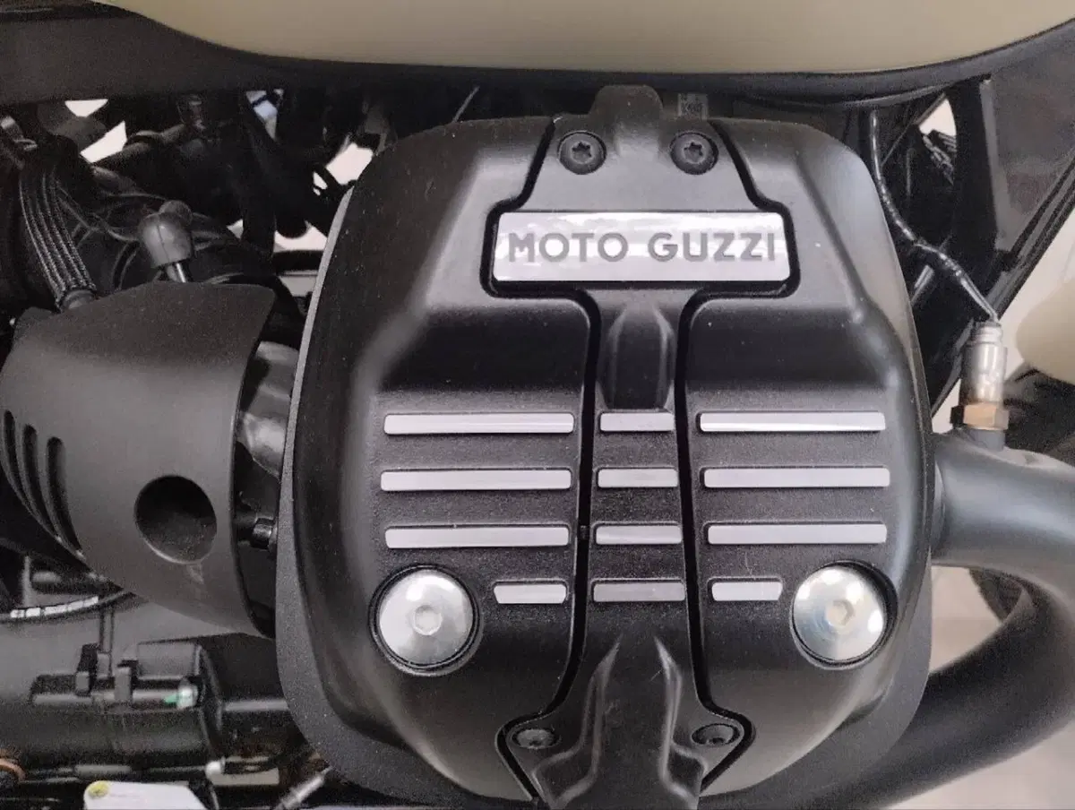 Moto Guzzi V7 Stone (2025 - 26) (6)