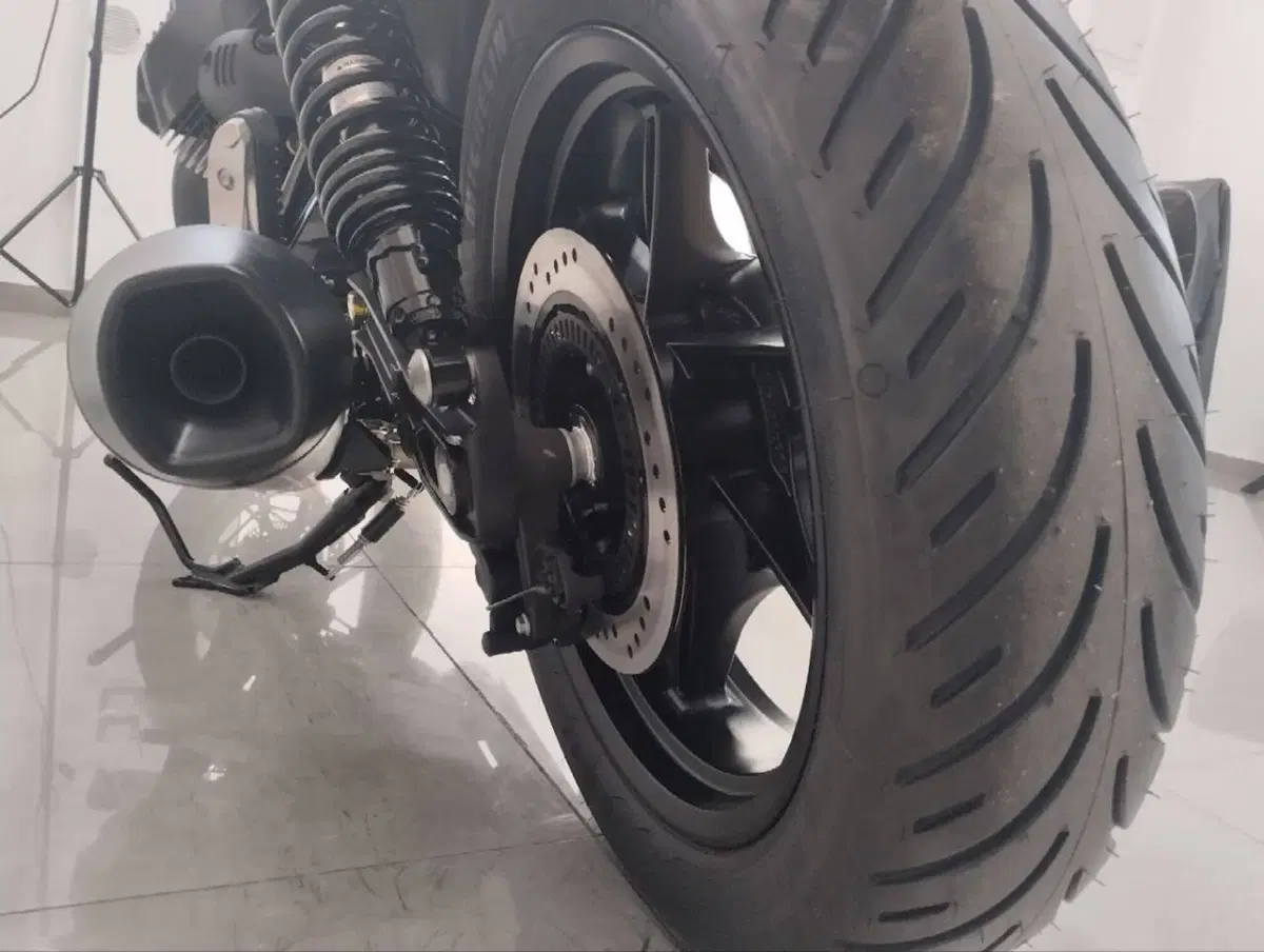 Moto Guzzi V7 Stone (2025 - 26) (10)