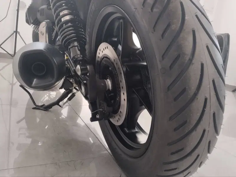 Moto Guzzi V7 Stone (2025 - 26) (10)