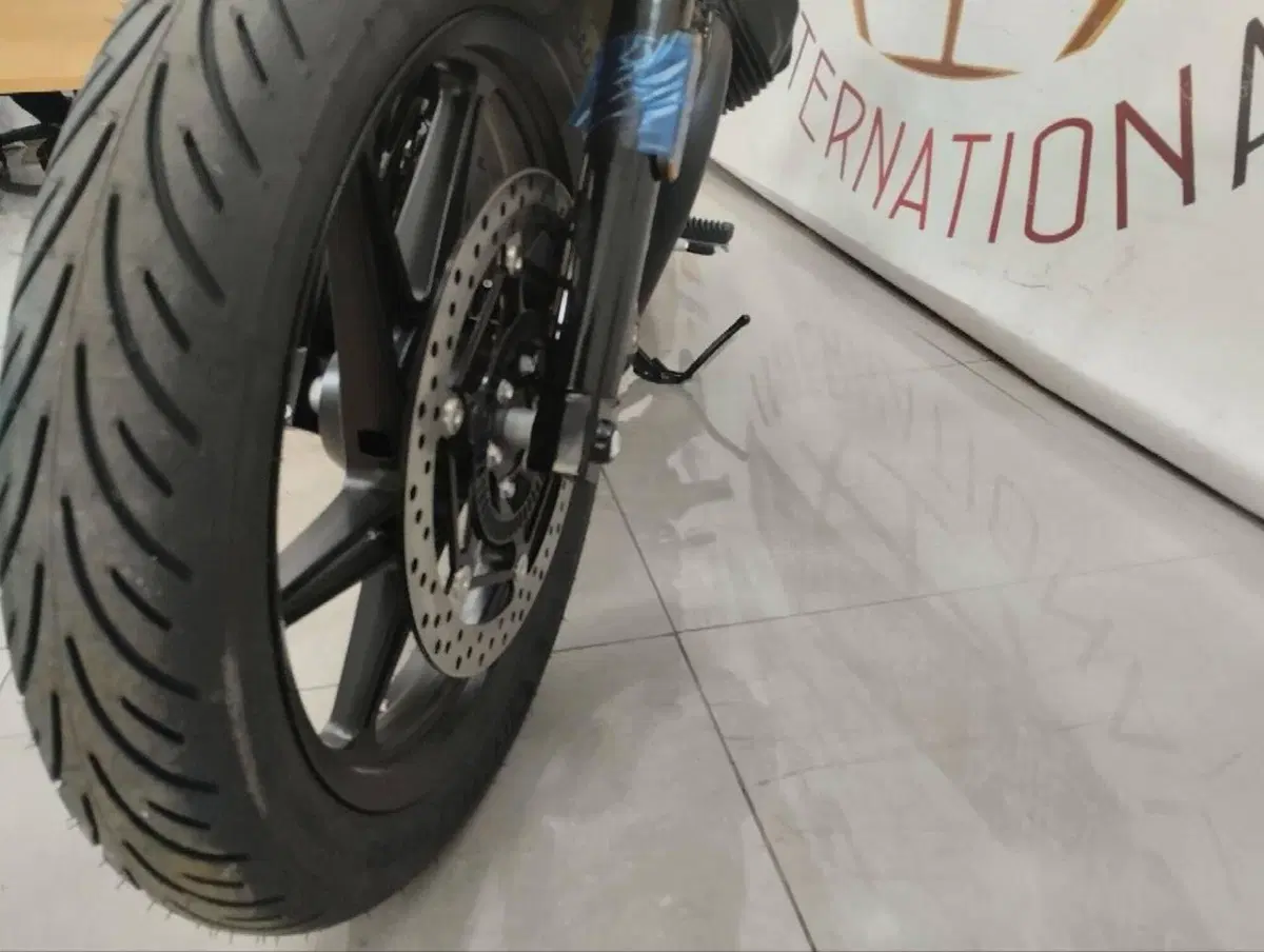 Moto Guzzi V7 Stone (2025 - 26) (11)
