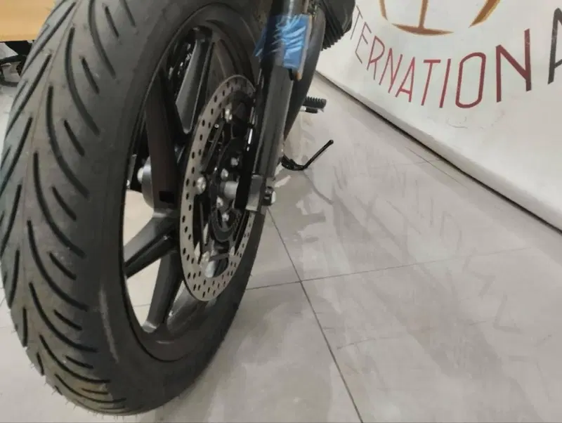 Moto Guzzi V7 Stone (2025 - 26) (11)