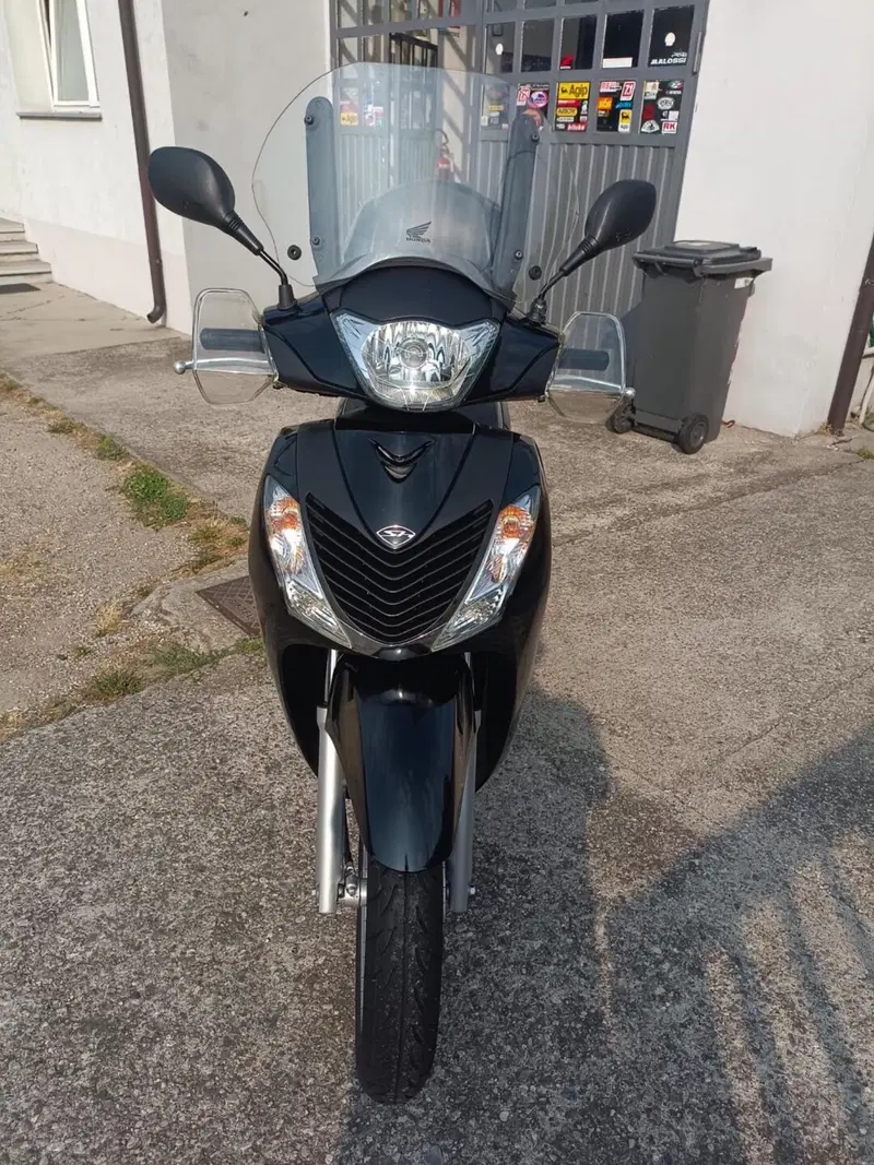 Honda SH 150i (2009 - 12) (2)