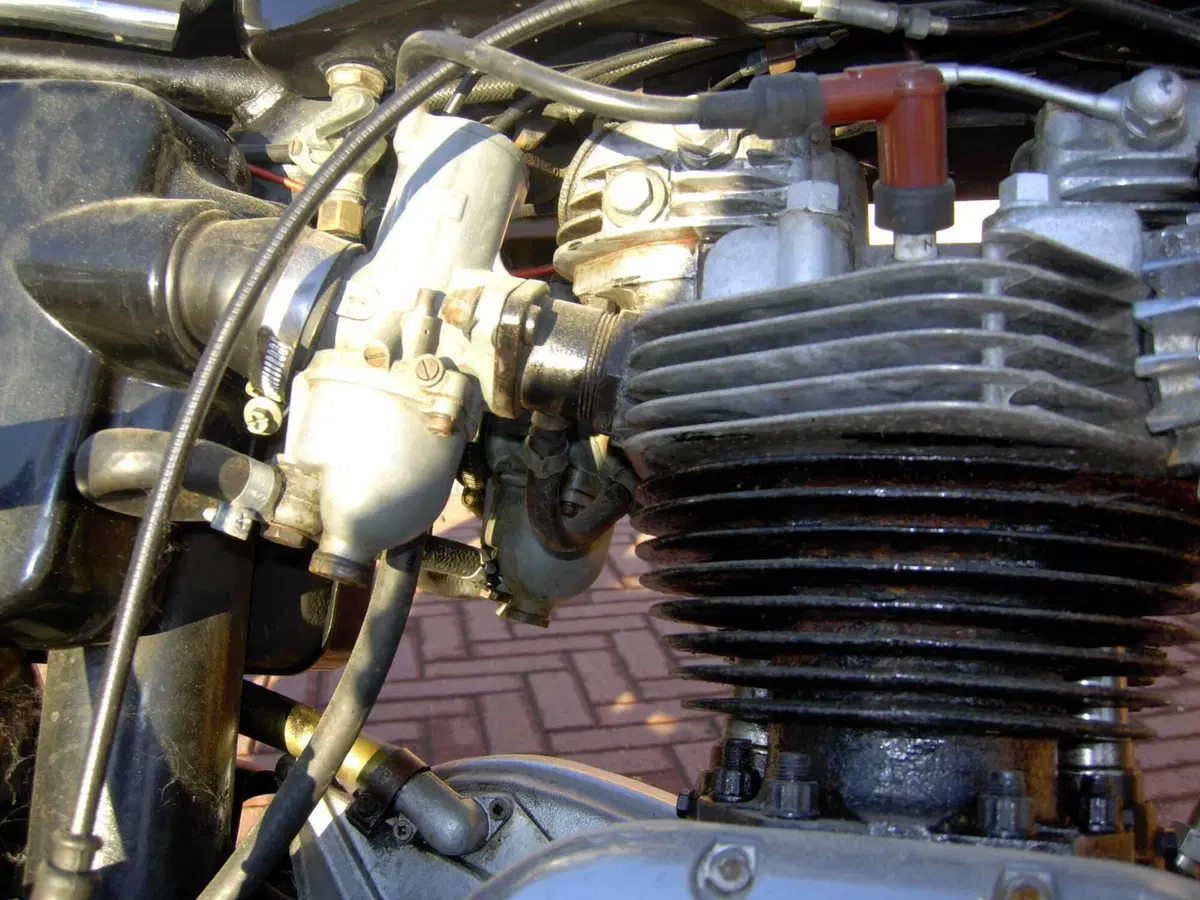 Triumph BONNEVILLE T120R (7)