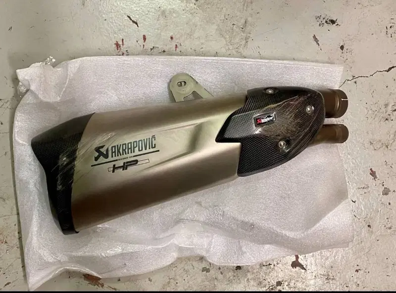 Silenziatore slip-on BMW MOTORRAD per S1000R Akrapovic