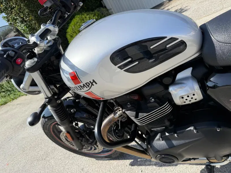 Triumph Street Twin 900 (2016) (6)