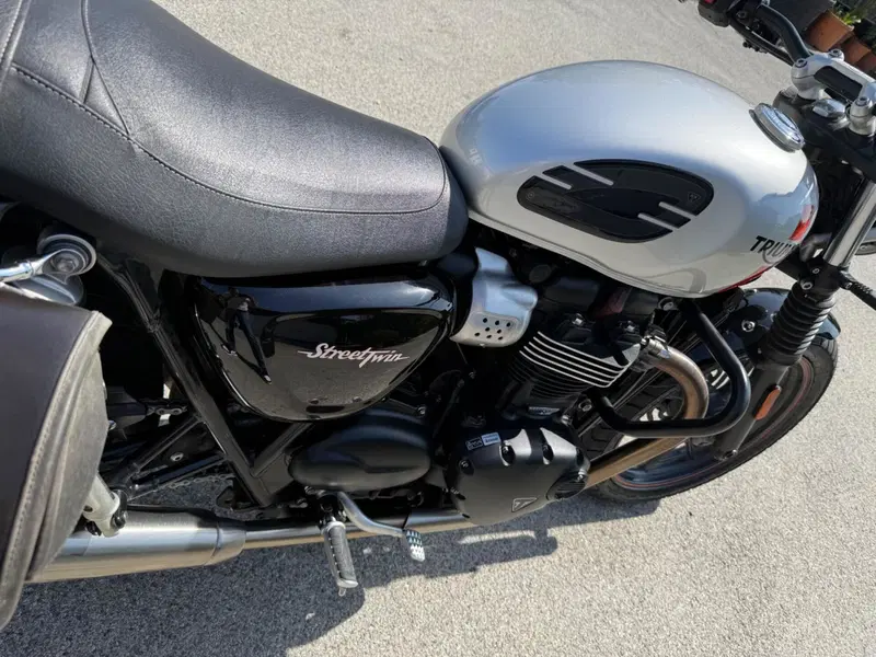 Triumph Street Twin 900 (2016) (7)