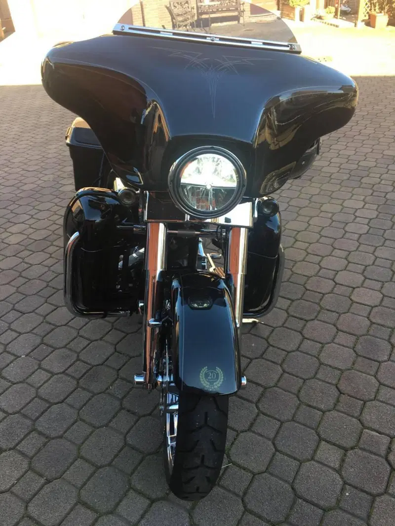 Harley-Davidson 1800 Street Glide (2010 - 11) - FLHXSE (2)