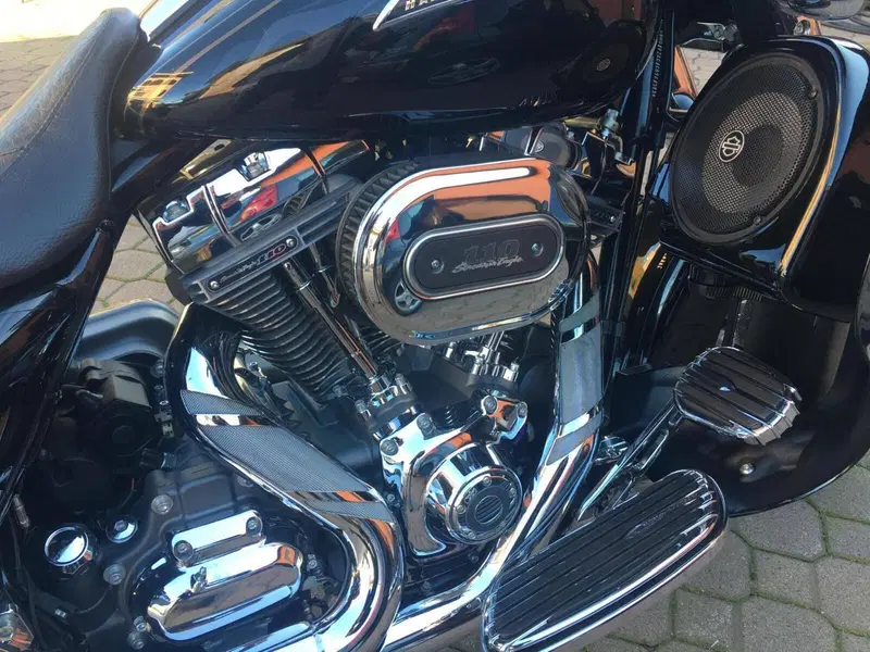 Harley-Davidson 1800 Street Glide (2010 - 11) - FLHXSE (3)