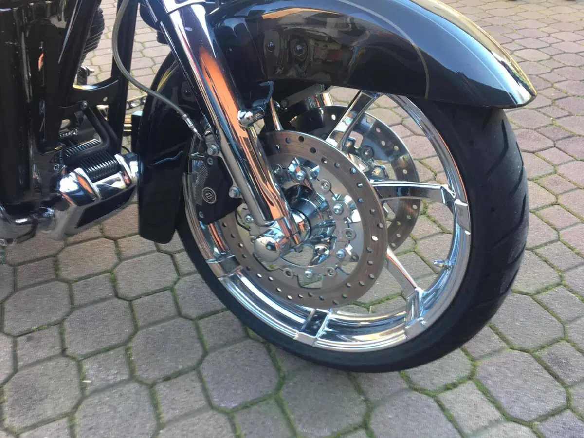 Harley-Davidson 1800 Street Glide (2010 - 11) - FLHXSE (5)