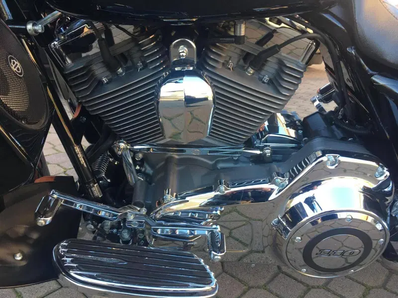 Harley-Davidson 1800 Street Glide (2010 - 11) - FLHXSE (6)