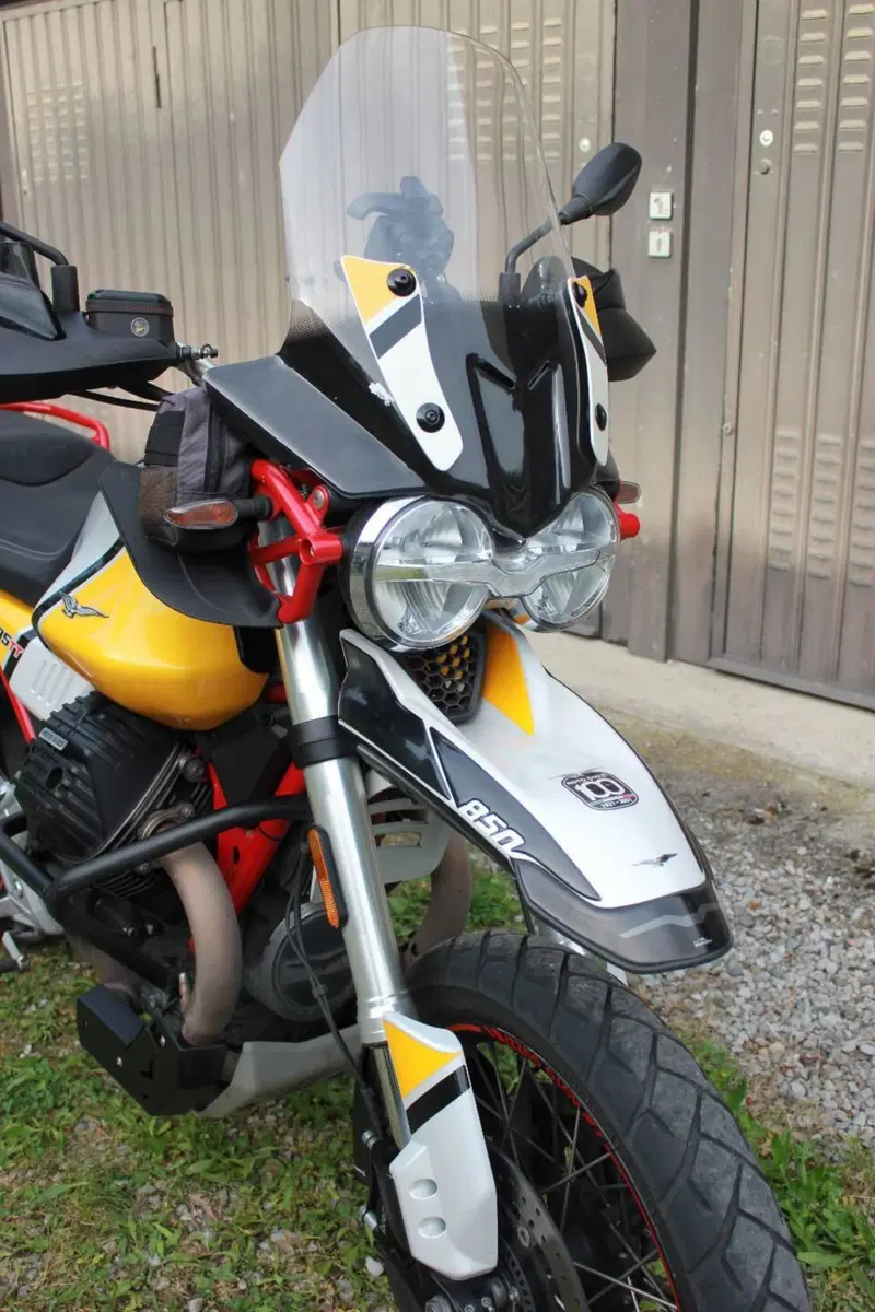 Moto Guzzi V85 TT Evocative Graphics (2019 - 20) (5)