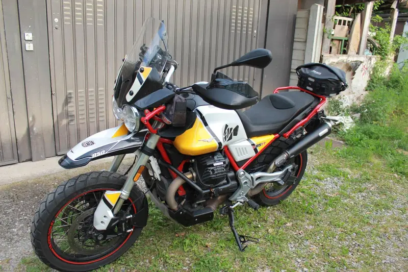 Moto Guzzi V85 TT Evocative Graphics (2019 - 20) (4)