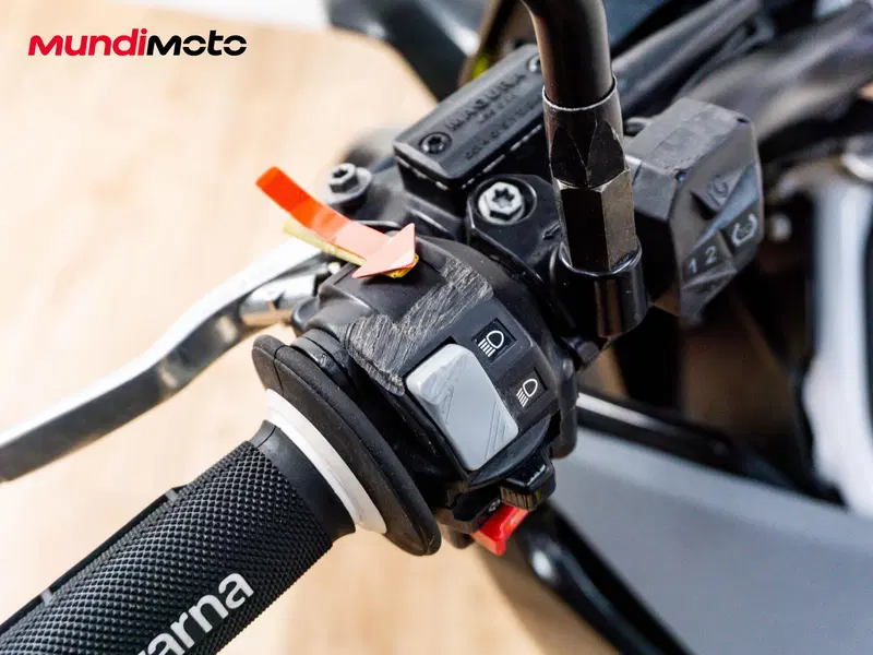 Husqvarna 701 Supermoto (2022) (15)