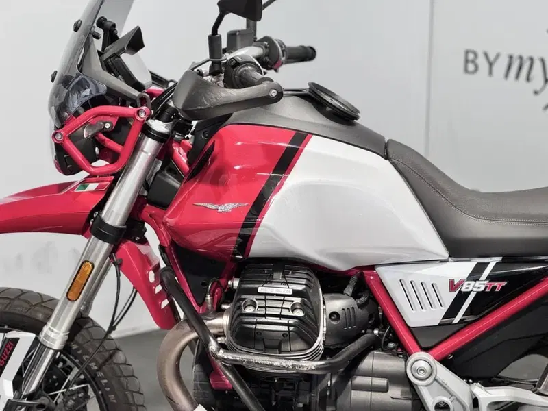 Moto Guzzi V85 TT Evocative Graphics (2021 - 23) (3)
