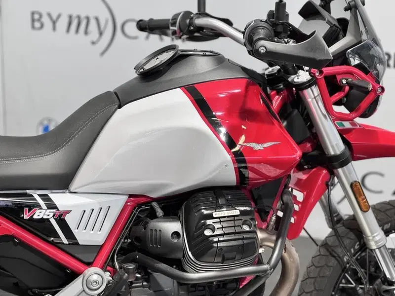 Moto Guzzi V85 TT Evocative Graphics (2021 - 23) (9)