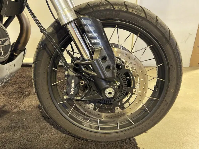 Moto Guzzi V85 TT (2021 - 23) (8)