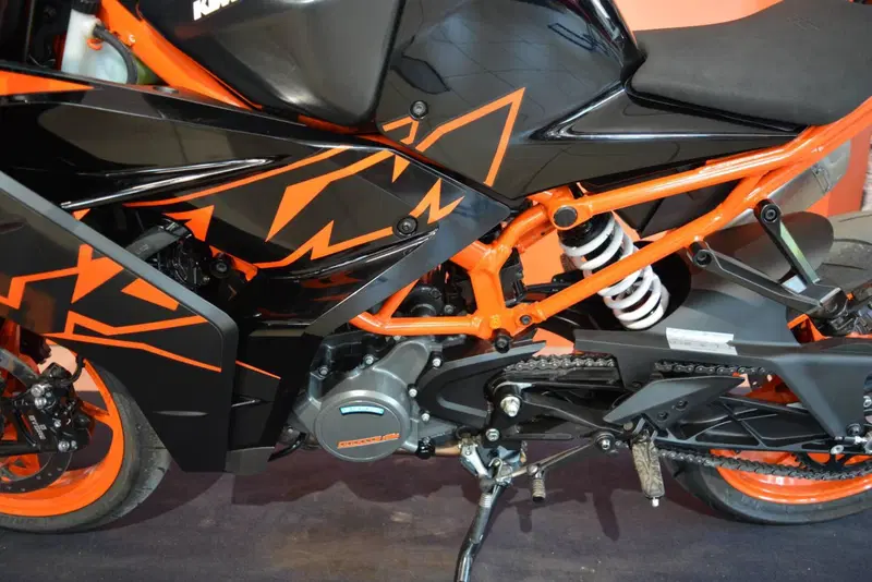 KTM RC 125 (2022 - 26) (16)