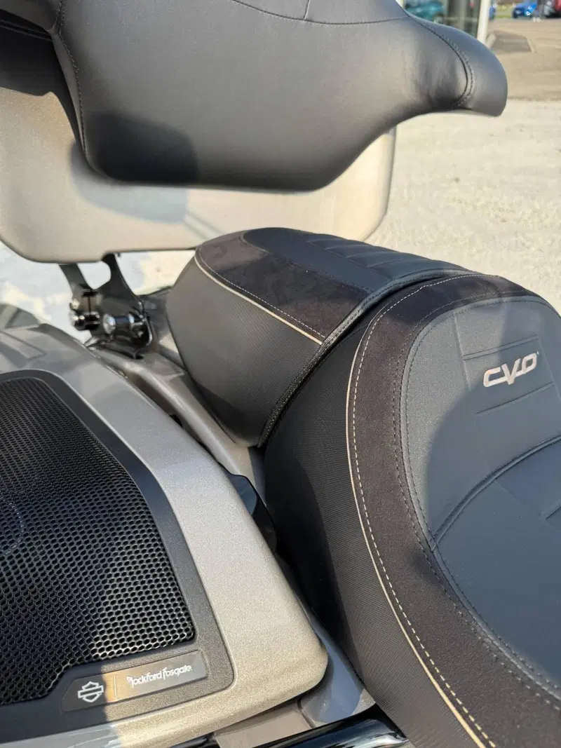 Harley-Davidson CVO Road Glide (2023) (12)