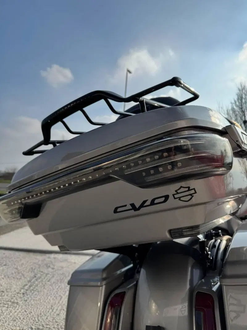 Harley-Davidson CVO Road Glide (2023) (10)